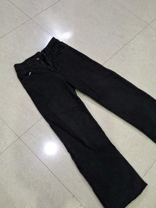 Black straight fit women&#39;s jeans