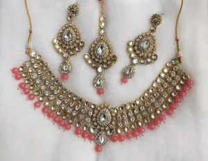 Women&#39;s Necklace Set