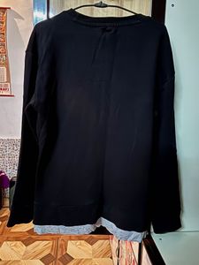 Black minimal sweatshirt