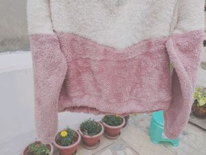 SWEATSHIRT WITH A STYLISH SILVER ZIPPER