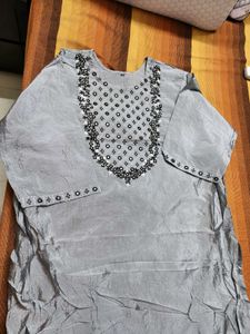 Women Grey Thread Embroidery Straight Kurta