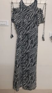 beautifull black and white printed cold shoulder d