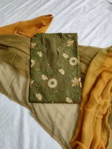 Floral Embroidered Kurta Set in Cotton