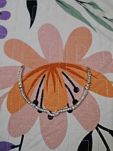Sleek Simple Neckpiece 🩷🤍