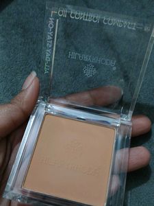 Hilary Rhoda Oil Control Compact In Shade 04 Sunki