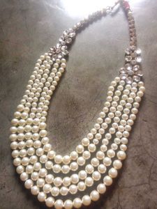 Elegant Pearl and Crystal Necklace