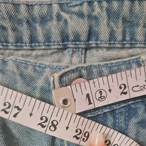 High-waisted blue denim shorts without any Damage
