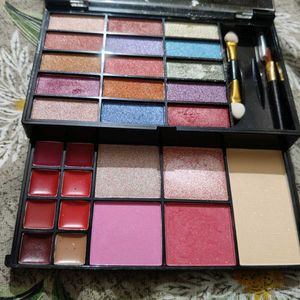 Combo Of Eyepallete And Lipstick