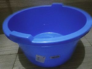 Blue Tub In Good Condition