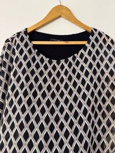 Chic Black &amp; White Asymmetrical Top 📓🖤