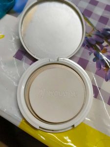 MyGlamm LIT Radiant Matte Compact