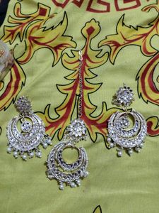 Elegant Kundan Earrings &amp; Maang Tikka Set