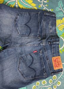 Levi&#39;s Jean XS ize 28&#34;