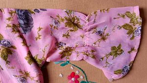 I Want to sell this Pink Knot Top for Girls/Kids