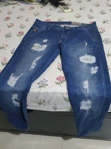 Men Straight Fit distressed Stretchable Jeans..