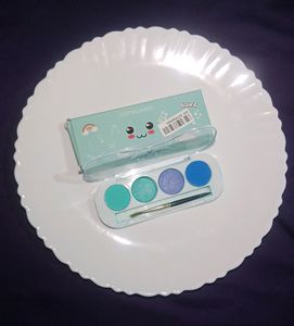 CUFFS AND LASHES  EYESHADOW PALETTE
