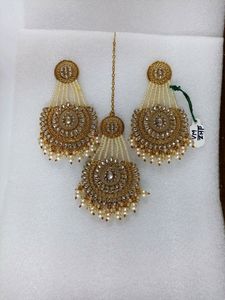 Jewellery Set (Earrings And Maang Tikka)