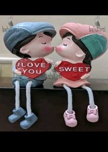 Girlfriend Boyfriend Kissing Hanging Leg Showpiece