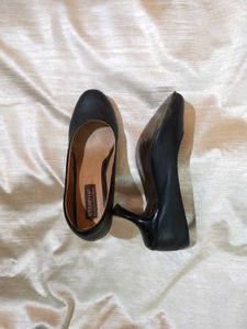 Pre-loved black heels 💋