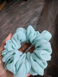 FLUFFY SCRUNCHIE +1 FREE SCRUNCHIEe😍