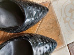 Dressberry Black Heels And An Earring Set