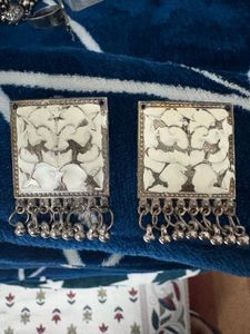 Elegant metal Silver Earrings with white emboss