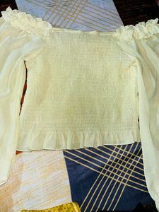 Korean yellow crop top🌻