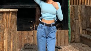 Shein Crop Top With Side Cut And Tie Detailing