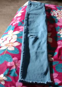 Women&#39;s Knee Ripped Jeans