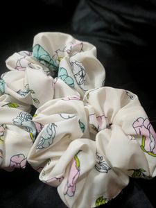 2  Scrunchies 💓 🌼🌸