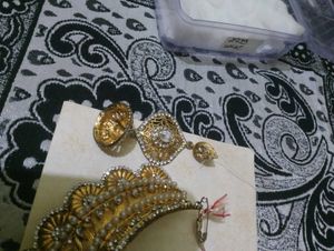 Elegant Gold &amp; Crystal Statement Necklace