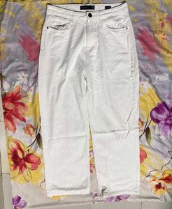 White High-Waist Relaxed Fit Jeans Size 32