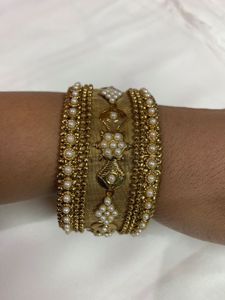 Elegant Traditional Gold-Tone Bracelet with Pearl