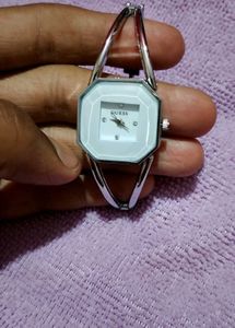 QUESS LADIES WATCH WHITE COLOUR