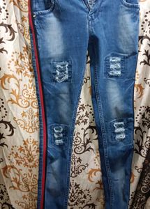 Distressed Skinny Fit Jeans with Side Stripe – Urb