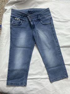 Stretchable Blue Denim Capri Jeans