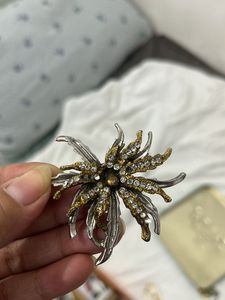 Vintage Flower Brooch / Pin