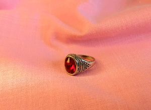 Vintage Red Gemstone Ring – Elegant &amp; Timeless