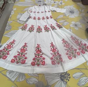 Elegant white base suit with beautiful pink