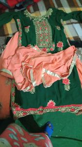 Beautiful green kurti with peach full flaired sharara and dupatta. size M and margin in said too