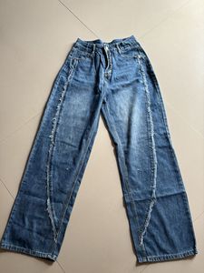 Wide Leg Jeans with Frayed Detail