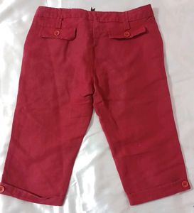 Trendy Red Button-Detail Capri Pants