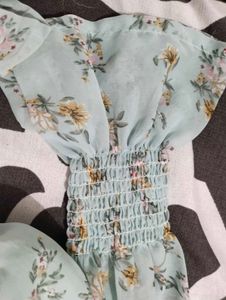 RUFFLE SLEEVED TOP