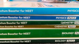 Aakash NEET Momentum Booster Set