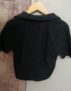 Black cropped V neck top