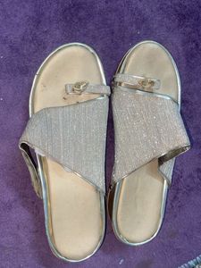 Golden heel for any occasion
