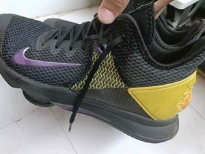 Nike LeBron Witness 4 Size 9 Black/Purple like new