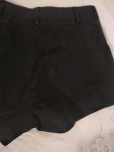 H&amp;M HIGH WAIST BEAUTIFUL BLACK SHORTS