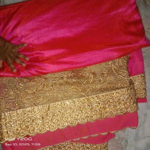 Pink 💕saree With Gold Design