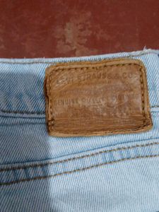 Levi&#39;s Off White Straight Fit Jeans .